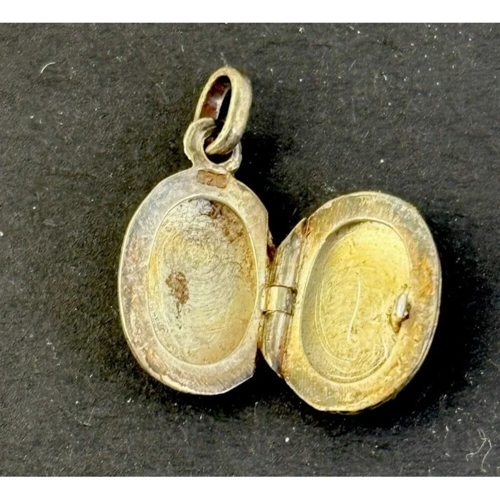 Vintage Sterling Silver Etched Oval  1/2” Small Locket Pendant